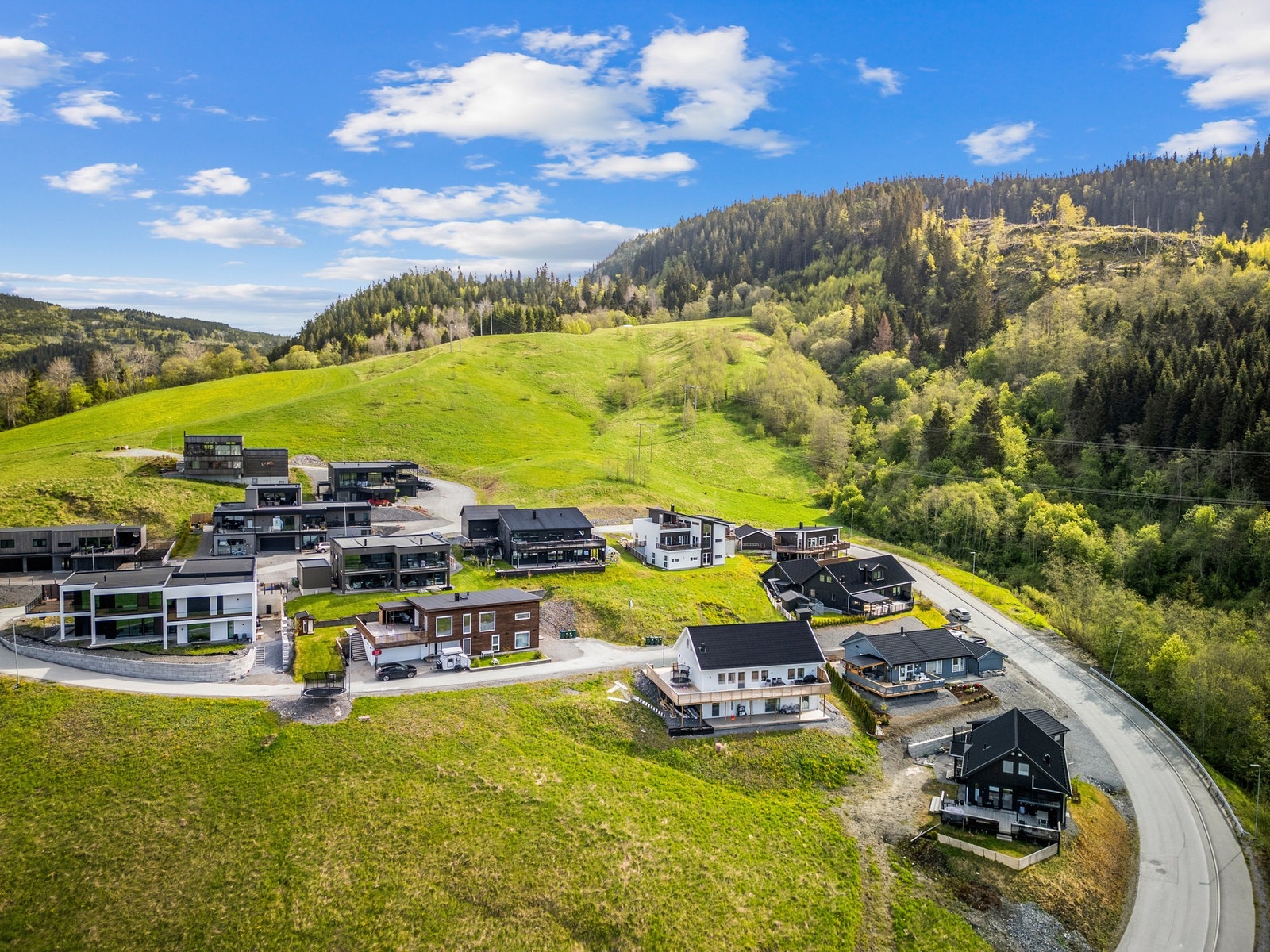Området består stort sett av nyere bebyggelse, men eneboliger og småhusbebyggelse. Galleribilde