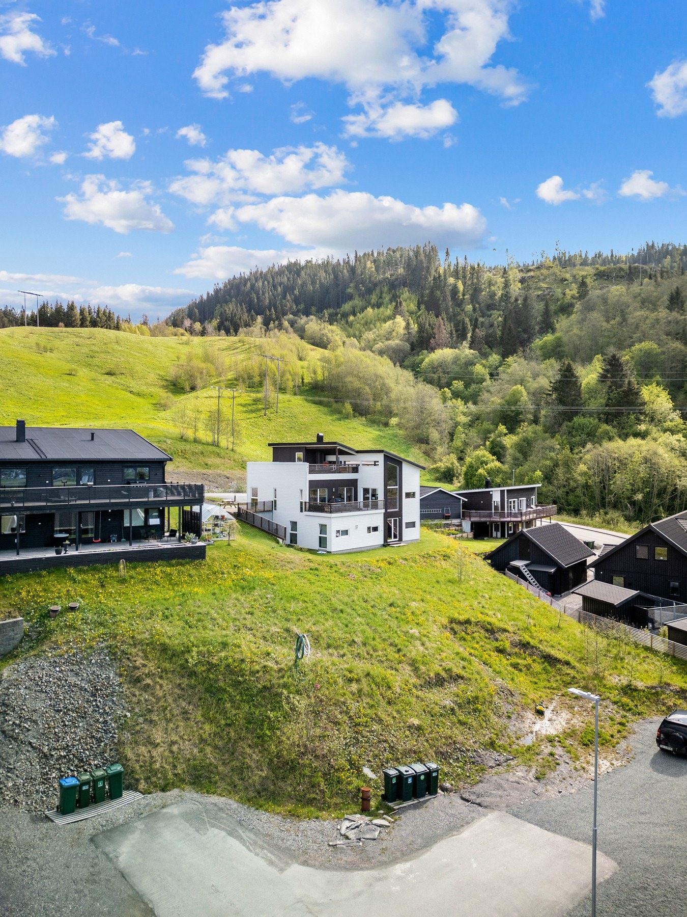 Tomten ligger i skrånende terreng. Galleribilde
