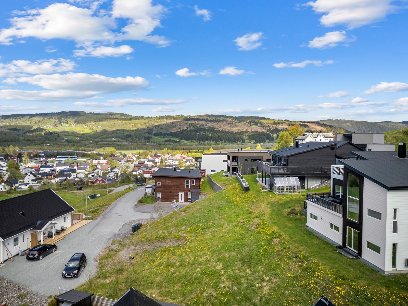 Fra tomten får man et flott utsyn. Galleribilde
