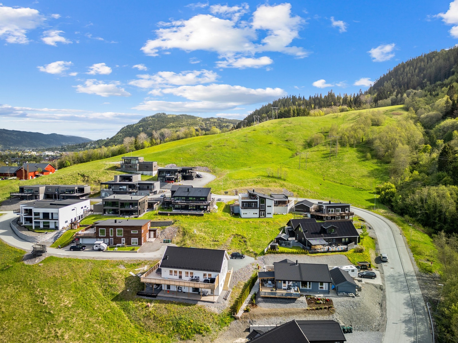 Området fremstår som moderne i et nytt villastrøk. Galleribilde