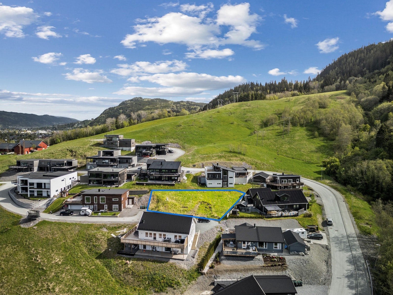 Tomten ligger i et nyere boligfelt, innerst i en blindvei. Galleribilde