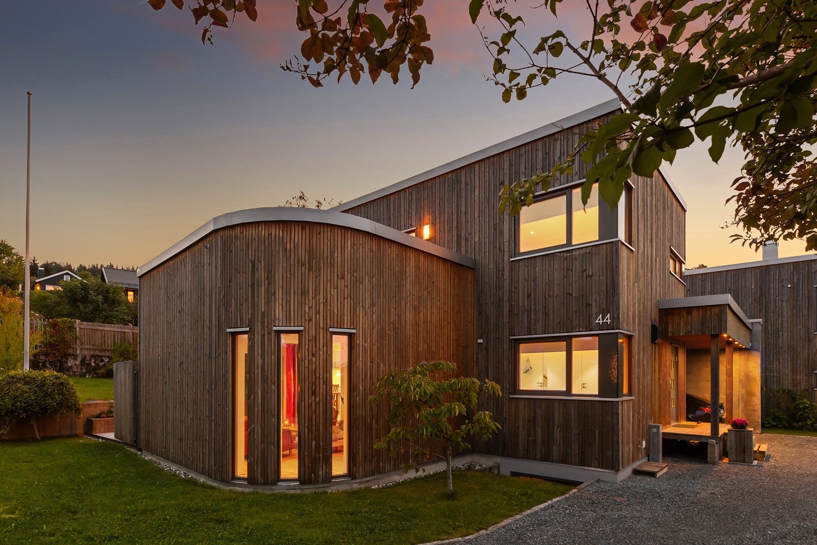 Boligen har et særdeles flott og funkisinspirert design tegnet av MNAL Jon Morten Breidablik. Galleribilde