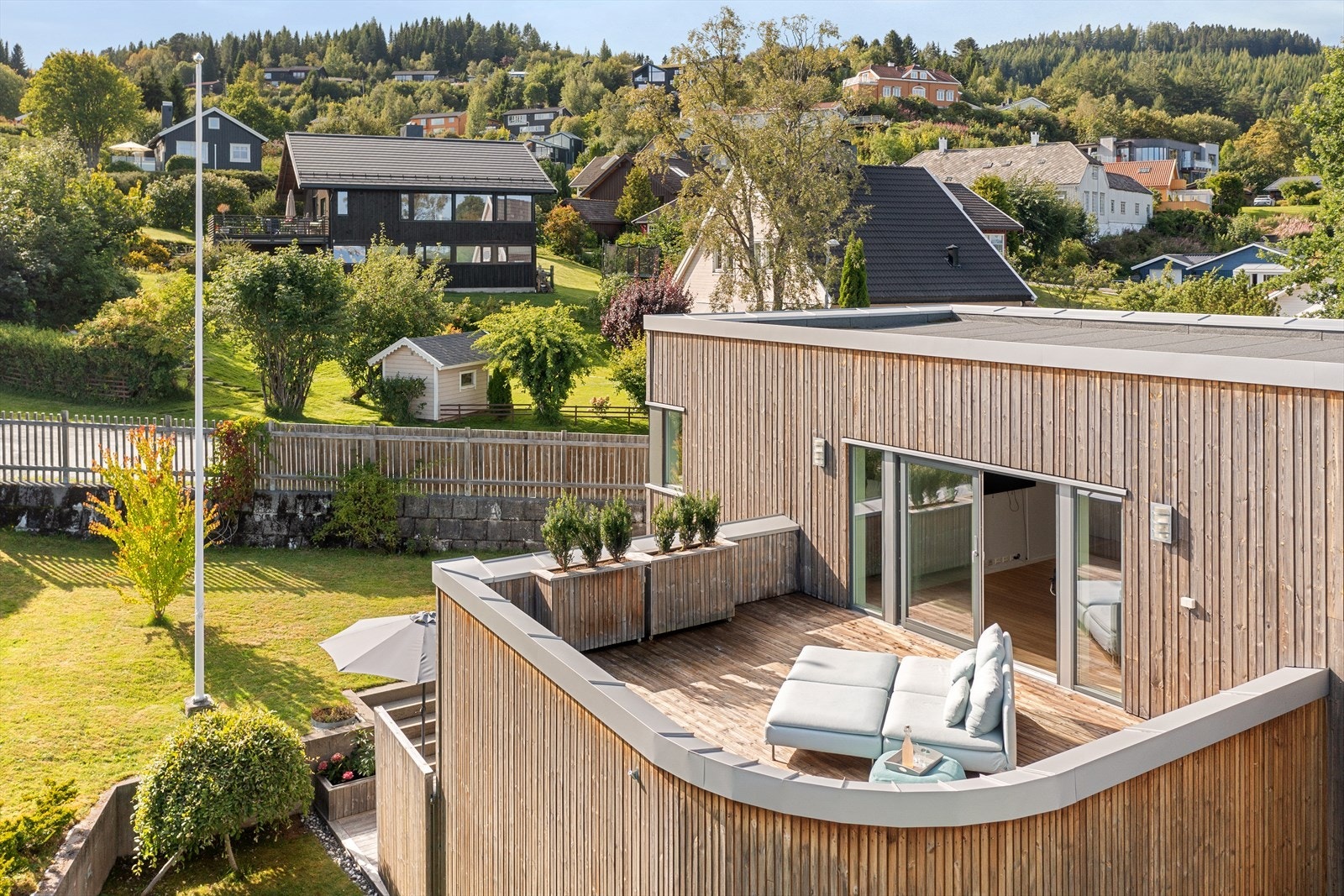 Boligens fasade har et unikt design og skiller seg ut med sine særtrekk og karakter. Galleribilde