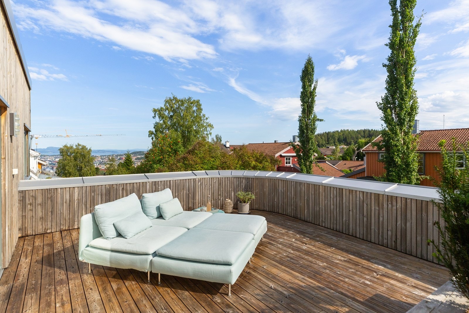 Fra loftsua har man utgang til en fantastisk takterrasse med nydelig utsikt og sol fra tidlig morgen til ca. 1900 om sommeren. Galleribilde