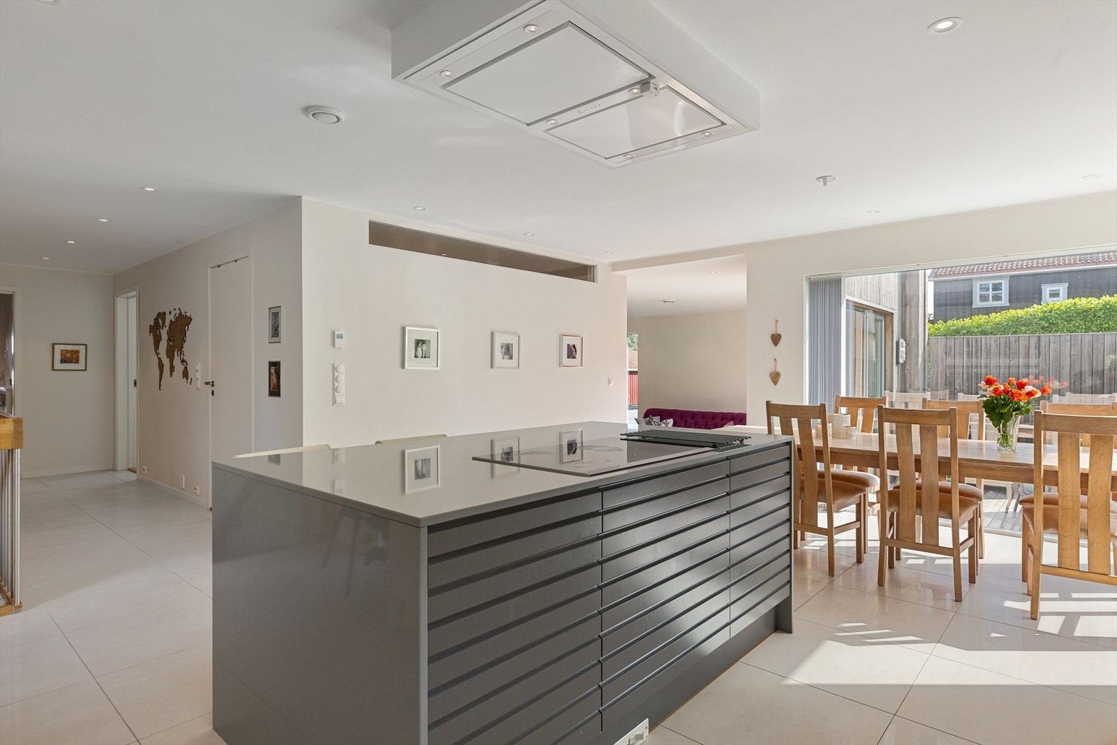 Det stilrene uttrykket møter deg ved døra og følger deg uavbrutt gjennom boligen. Galleribilde