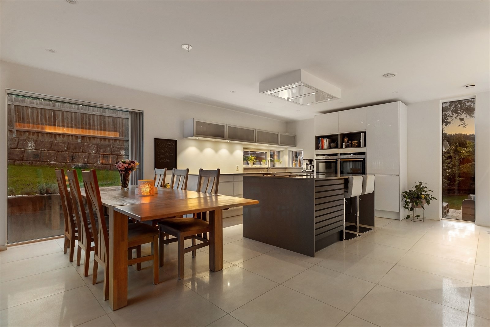 Praktisk kjøkkenøy med Nordic multifront fra JKE, integrert barløsning og ventilator i tak. Galleribilde