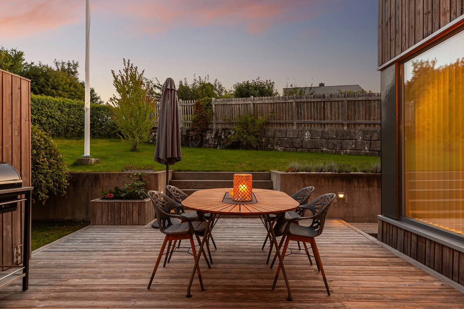 Den skjermede markterrassen passer ypperlig for grilling og sosiale sammenkomster i sommerhalvåret. Galleribilde