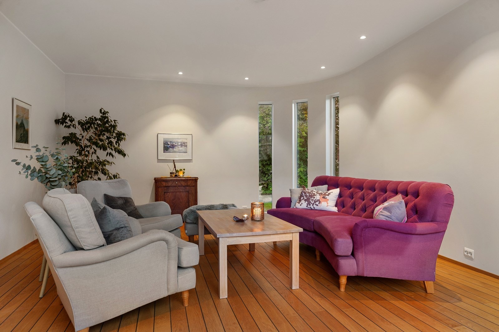 Stua holder et moderne og eksklusivt preg med skipsgulv fra Kährs og vinduer ned til gulv. Galleribilde