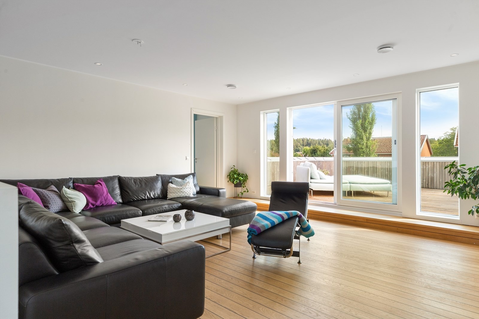 Velkommen opp i 2. etasje som består av en stor loftstue, 3 soverom, garderobe og bad. Galleribilde