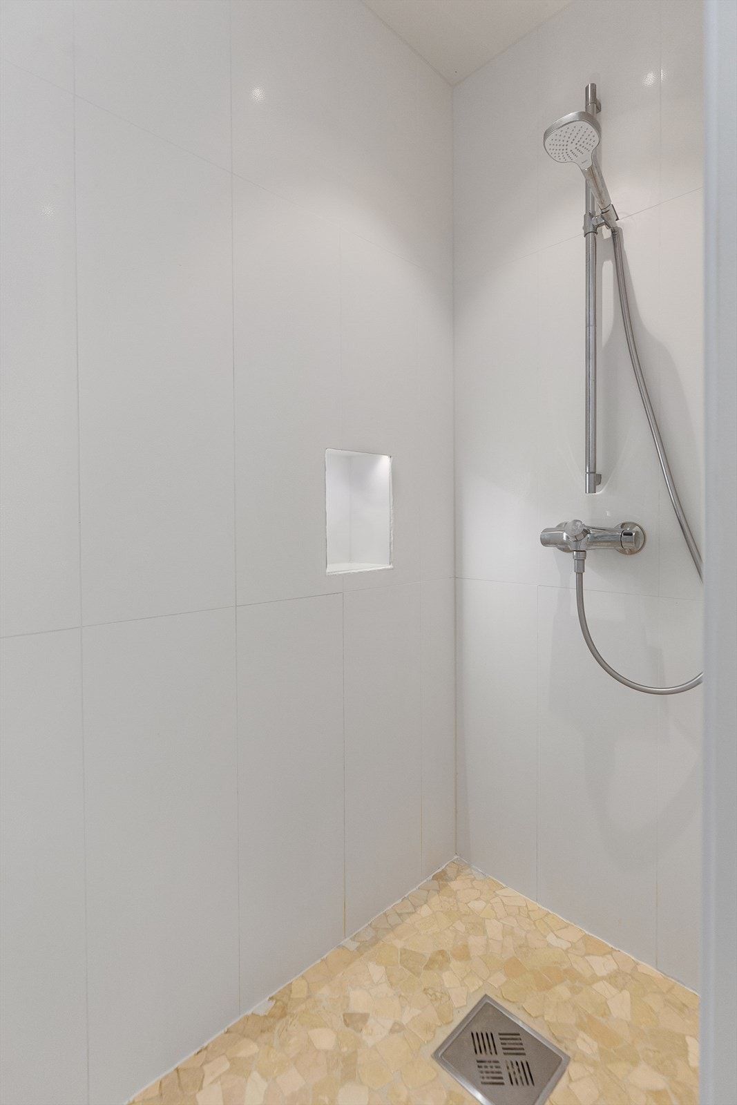 Adskilt dusjsone på bad. Rommet er på gode 10,6m² og har behagelig gulvvarme som oppvarming. Galleribilde