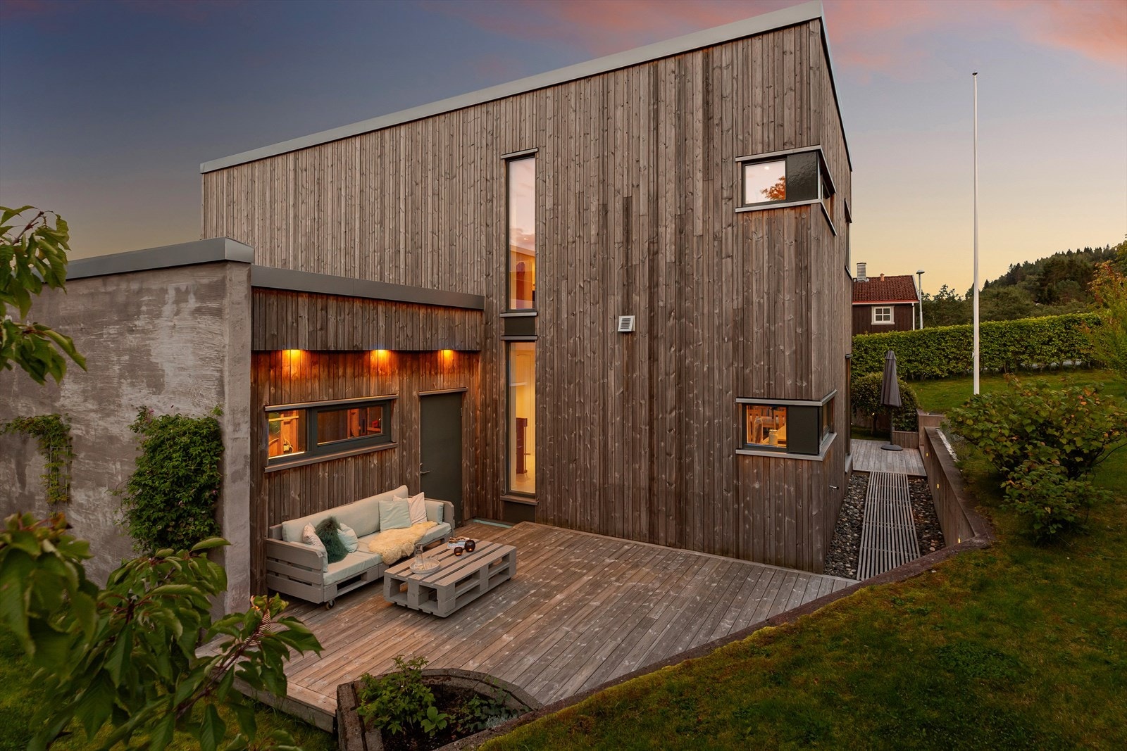 Eiendommen byr virkelig på det lille ekstra, og har bl.a. flere skjermede uteplasser med flotte solforhold. Det er gjennomgang til hagen gjennom dør i carport. Galleribilde