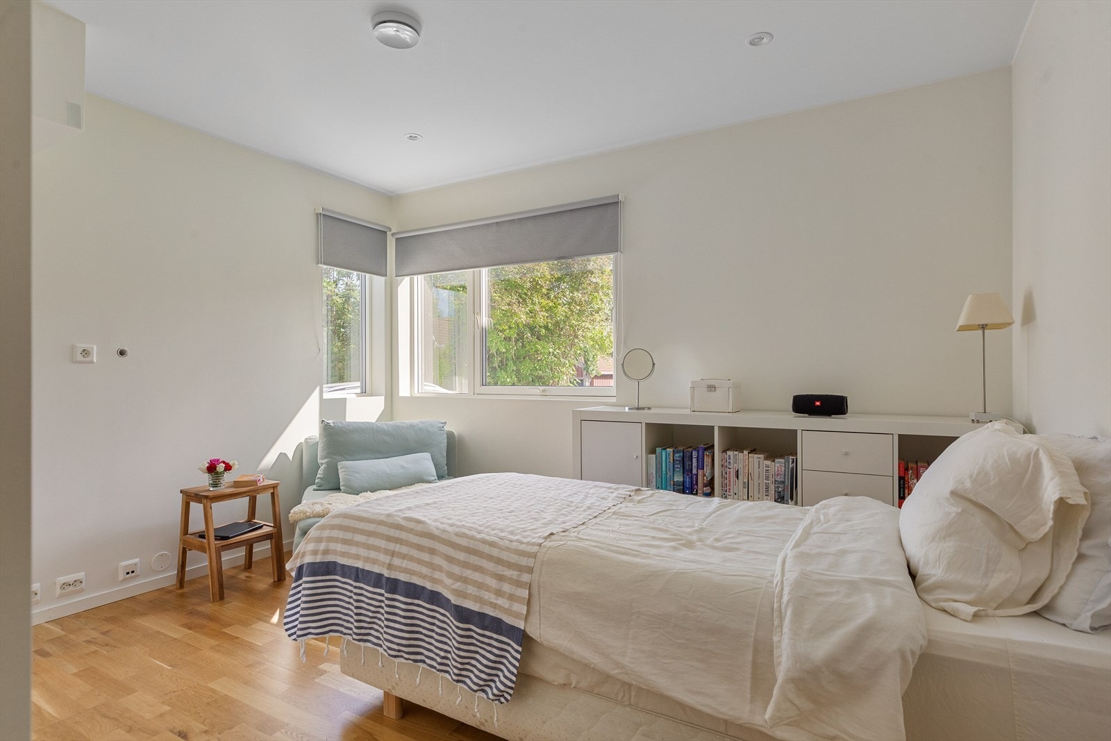 Flott soverom på 13m² på hovedplan med egen walk-in garderobe. Praktisk plassert i nærheten av entré og bad. Galleribilde