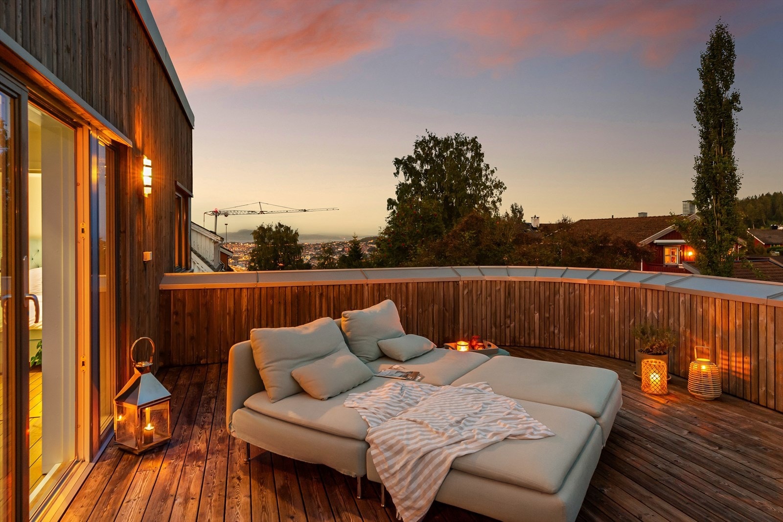 Her kan strålende byutsikt nytes i fredfulle omgivelser. Galleribilde