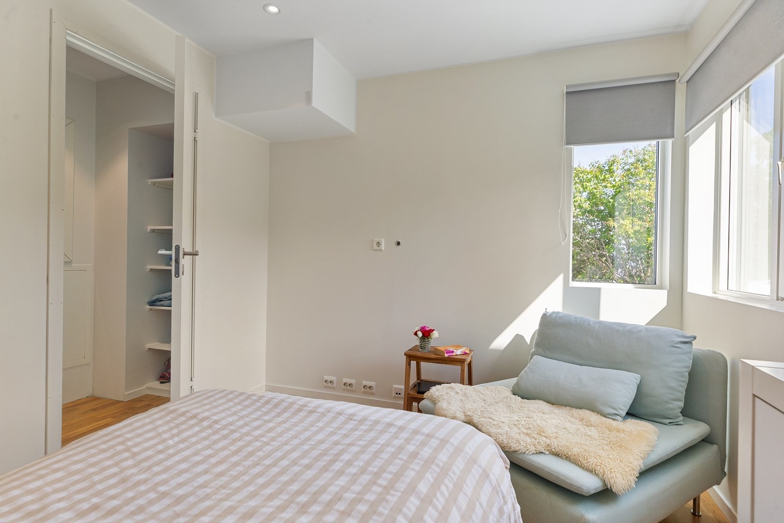 Tidløse overflater med listefrie overganger er gjennomgående for alle oppholdsrom i boligen. Galleribilde