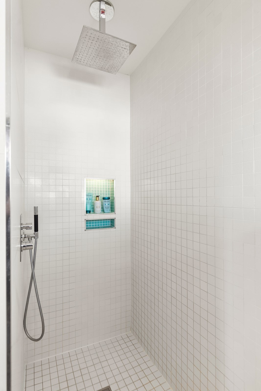 Dusjsone med innebygd nisje og integrert rainshower i tak. Badet innbyr til høy komfort med sine smarte løsninger og lekre overflater. Galleribilde