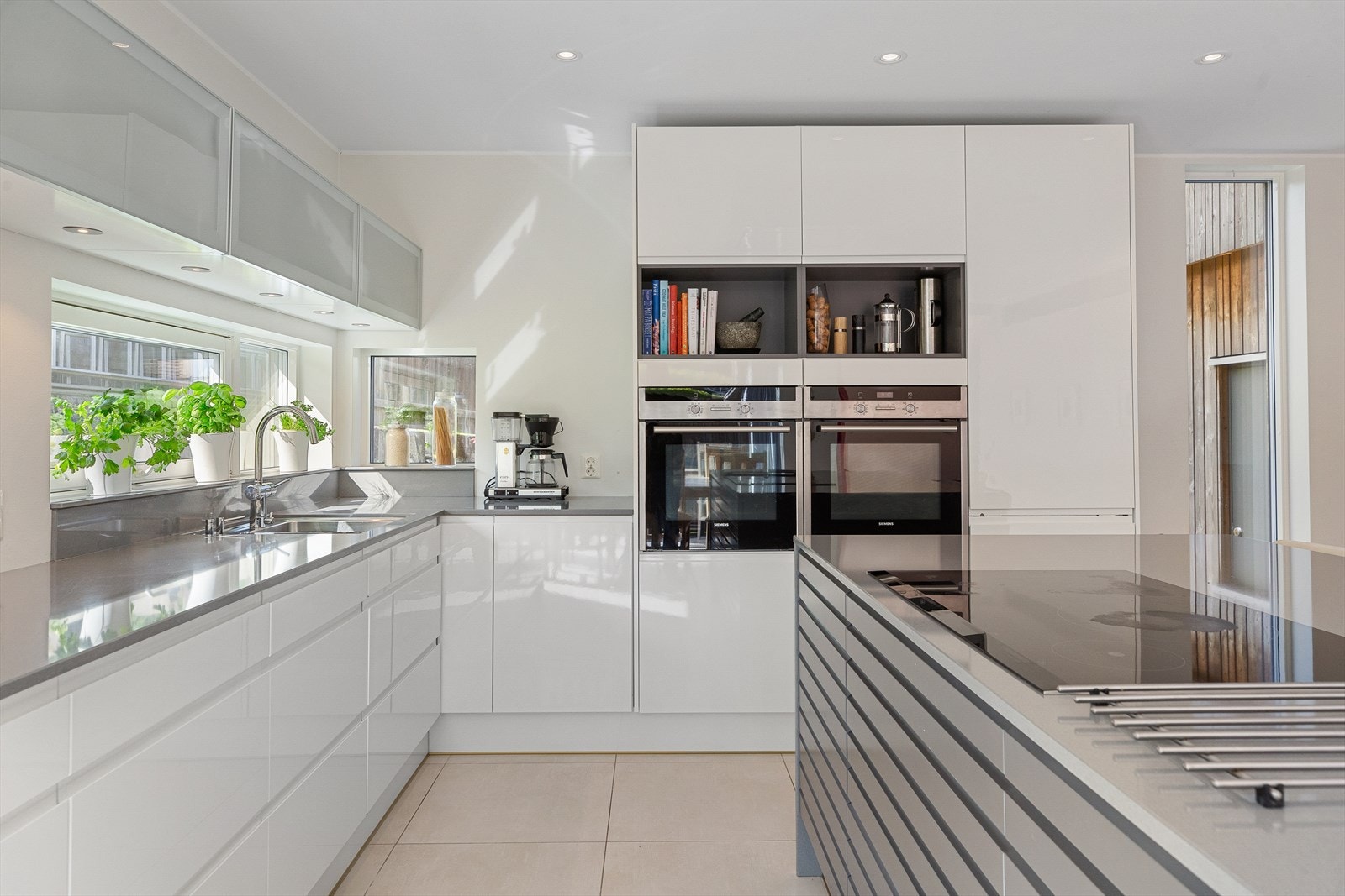 Kjøkkeninnredning er fra kvalitetsleverandøren JKE. Benkeplate fra Silestone. Integrerte hvitevarer fra Siemens medfølger. Galleribilde