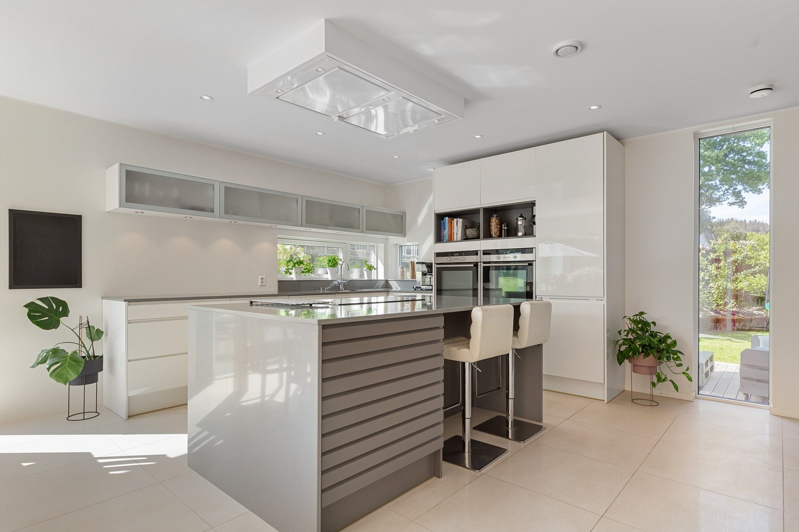 Videre inn har man stilren kjøkkenavdeling med 60x60 flis på gulv. Alle rom i boligen oppvarmes med vannbåren gulvvarme. Galleribilde