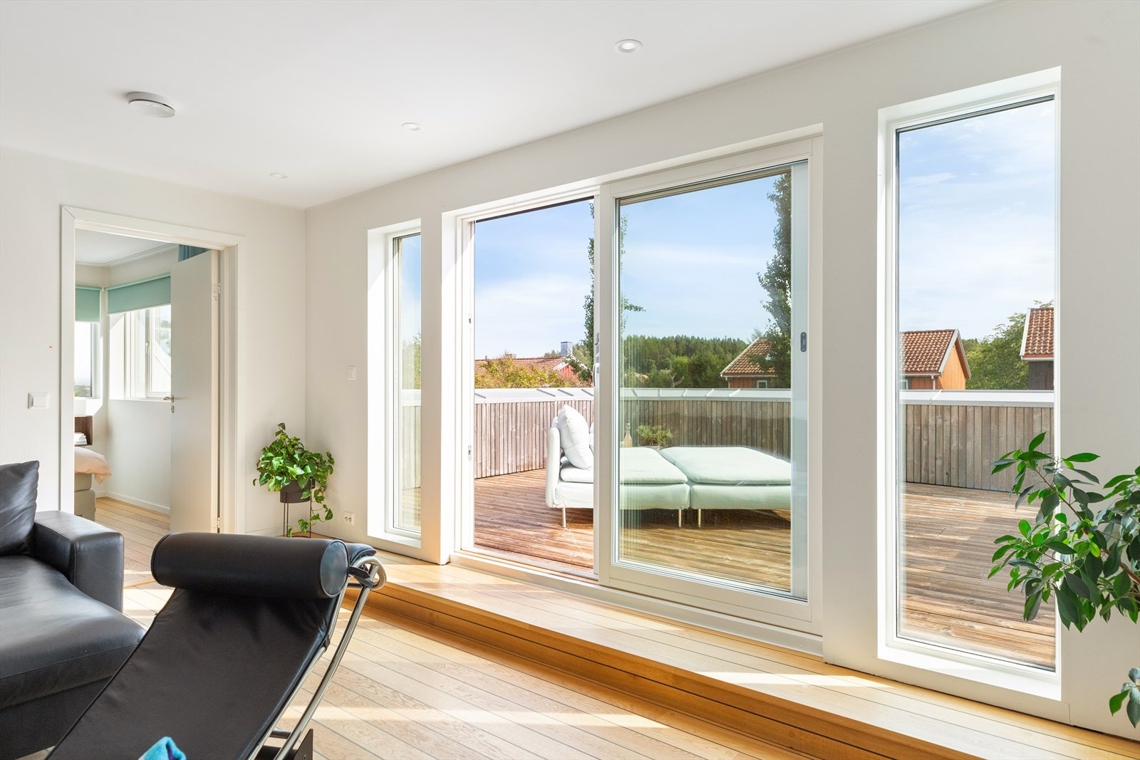 Store vindusflater er et gjentakende element i boligens oppholdssoner. Galleribilde