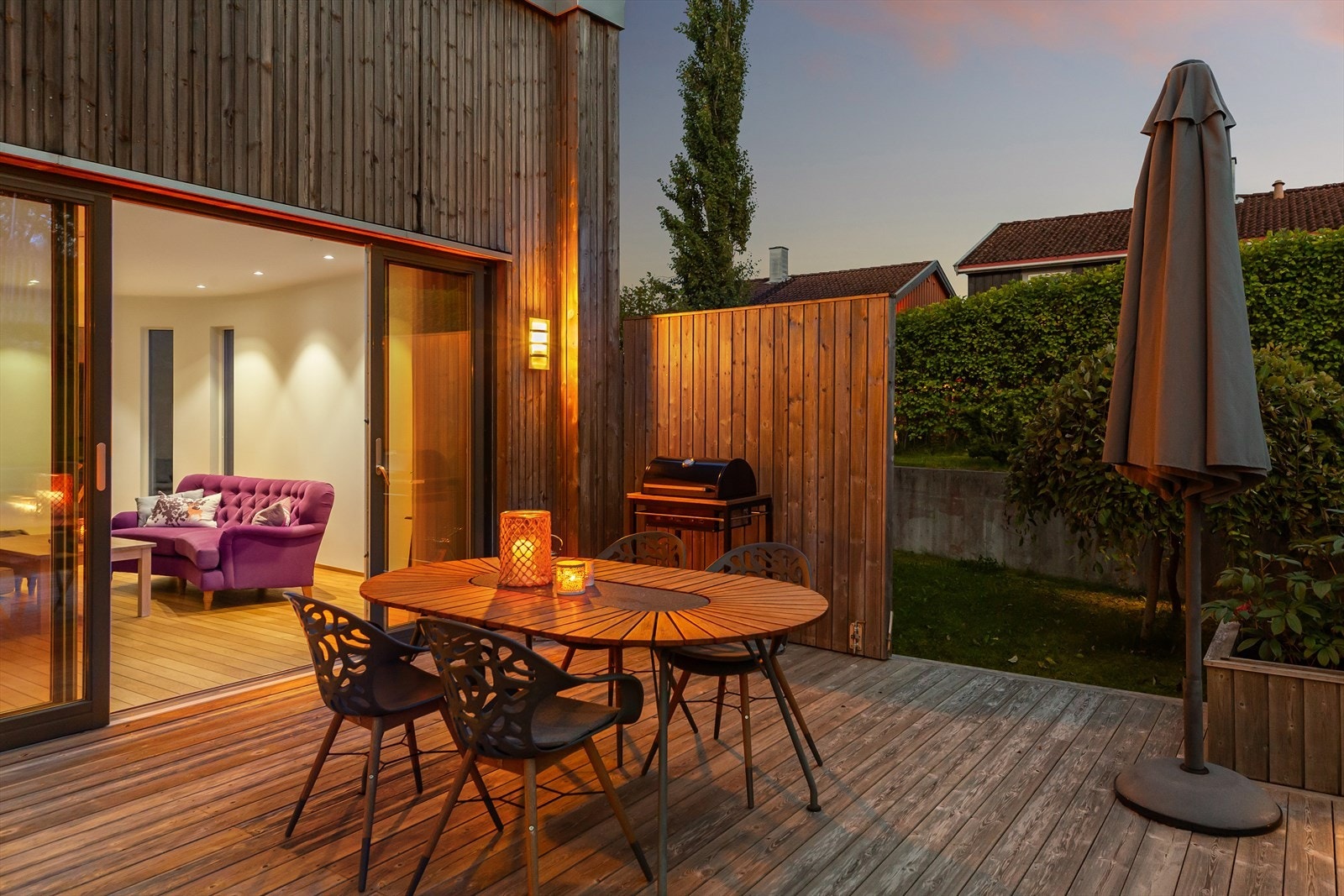 Det er etablert en praktisk levegg som skjermer for vind og innsyn på boligens sør-østlige side. Galleribilde