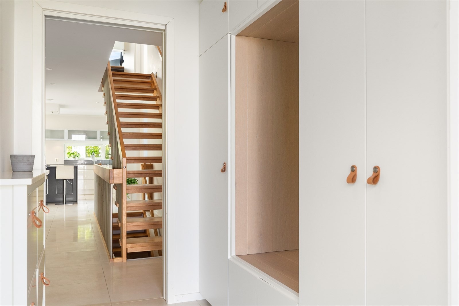 Lys og lekker entré med praktisk garderobeløsning. Galleribilde