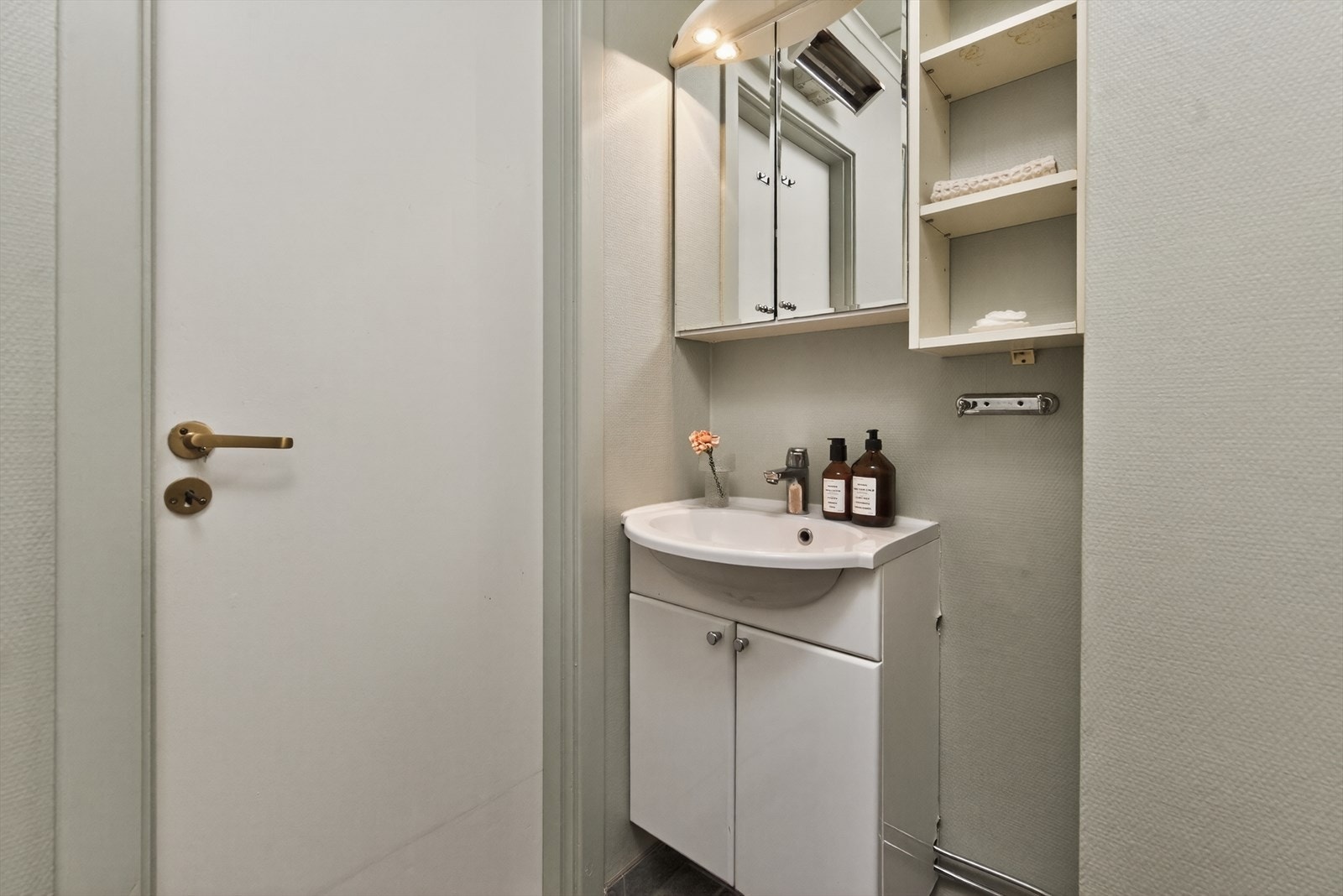 Baderom med toalett, dusjvegger/hjørne og innredning med nedfelt servant Galleribilde