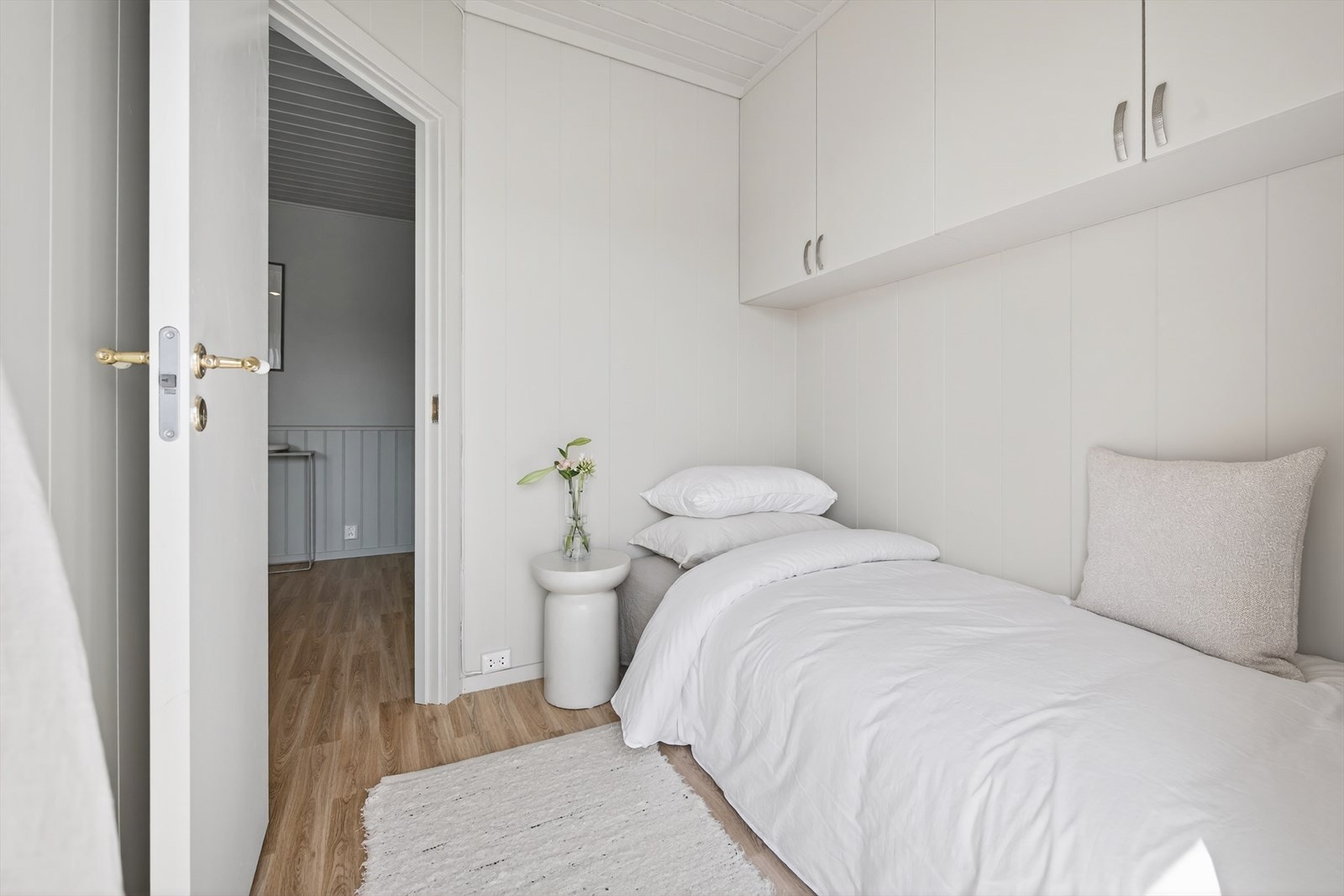 Det er lagringsplass i skapene over sengen Galleribilde