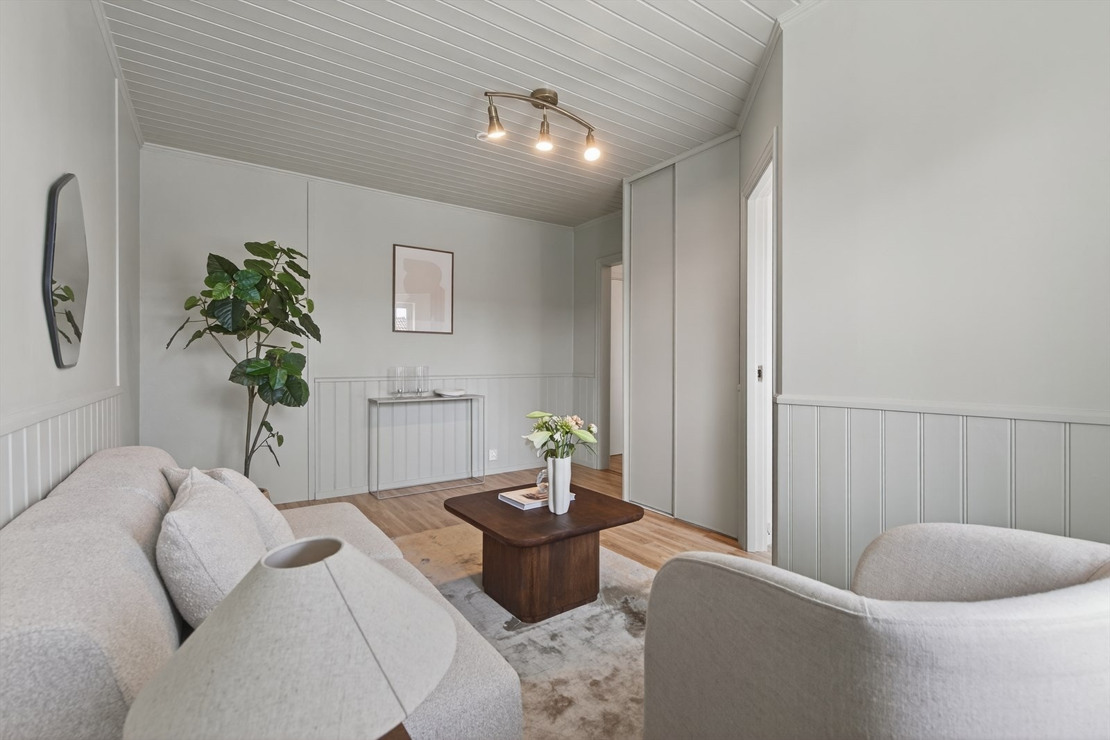 Leiligheten er beliggende i 2.etasje og inneholder entré, kjøkken med spiseplass, bad med dusjhjørne, soverom med skaper, stue og solrik balkong med fin utsikt Galleribilde