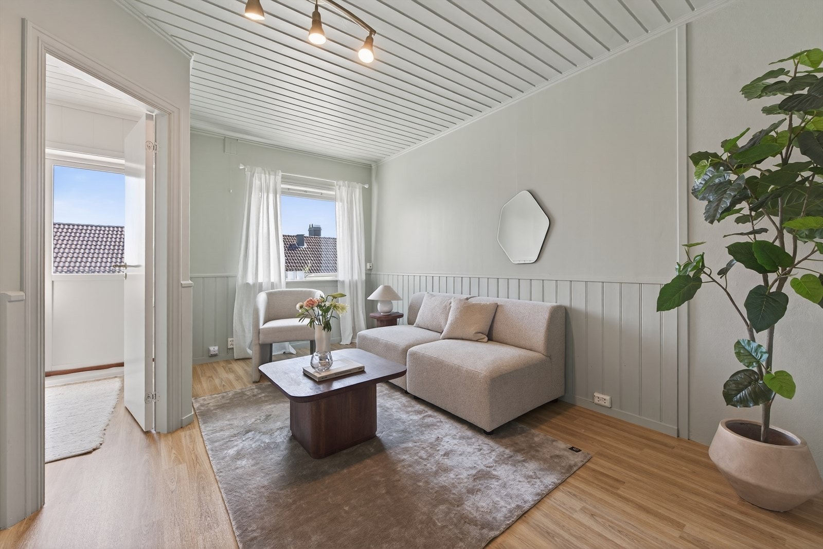 Det er plass til en hyggelig sofasone i stuen Galleribilde