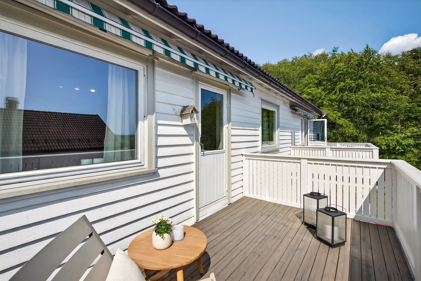 Fra soverommet er det utgang til en solrik balkong Galleribilde