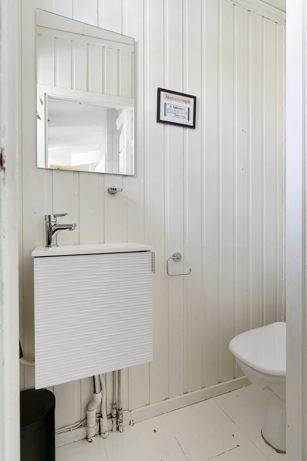 Gjestetoalett i første etasje. Praktisk med nærhet til utgangsdør når man plutselig må inn på do Galleribilde