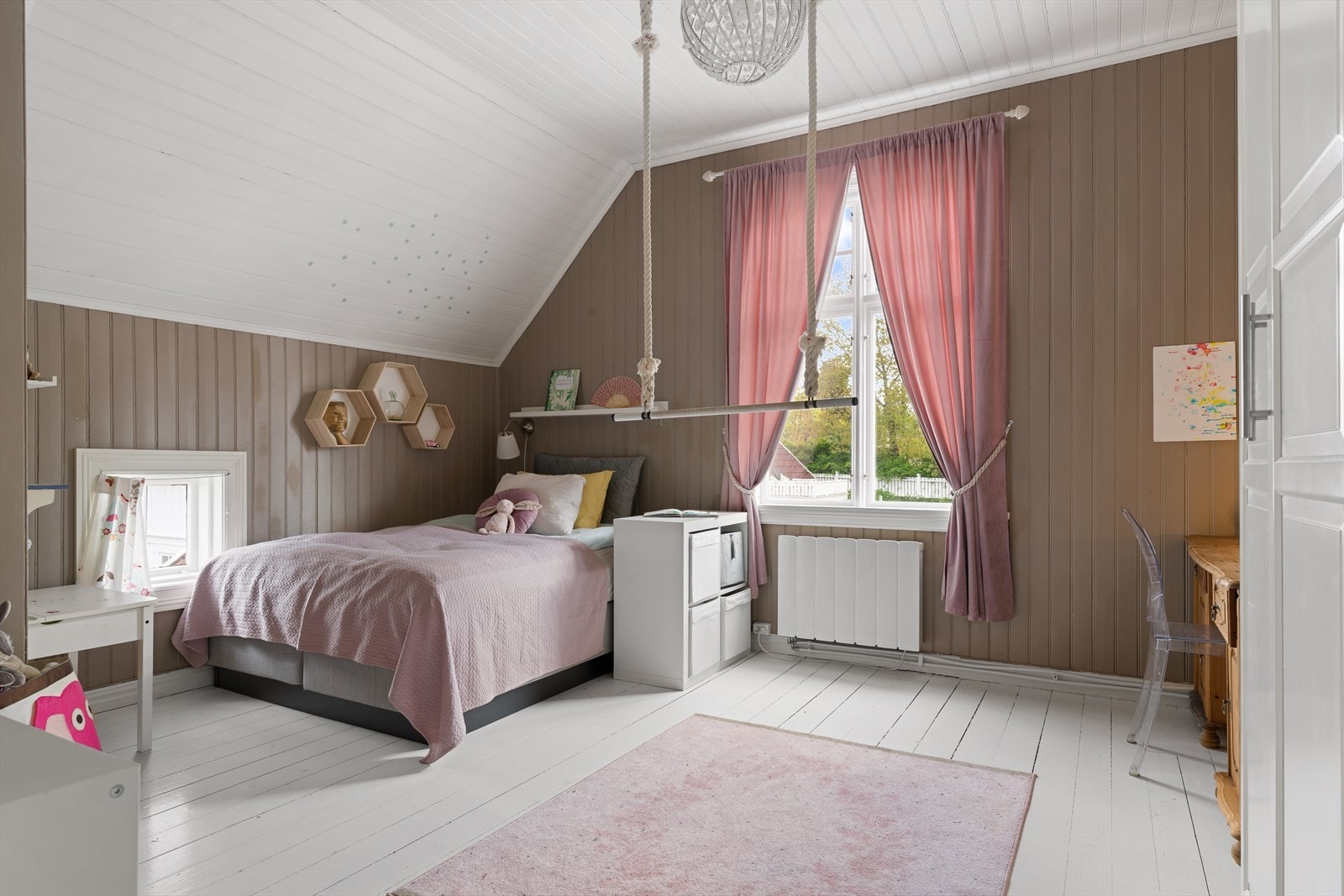 Det er tre store soverom og 2 bad i andre etasje. Soverommene er store og luftige med stor takhøyde. Fin utsikt mot hagen Galleribilde