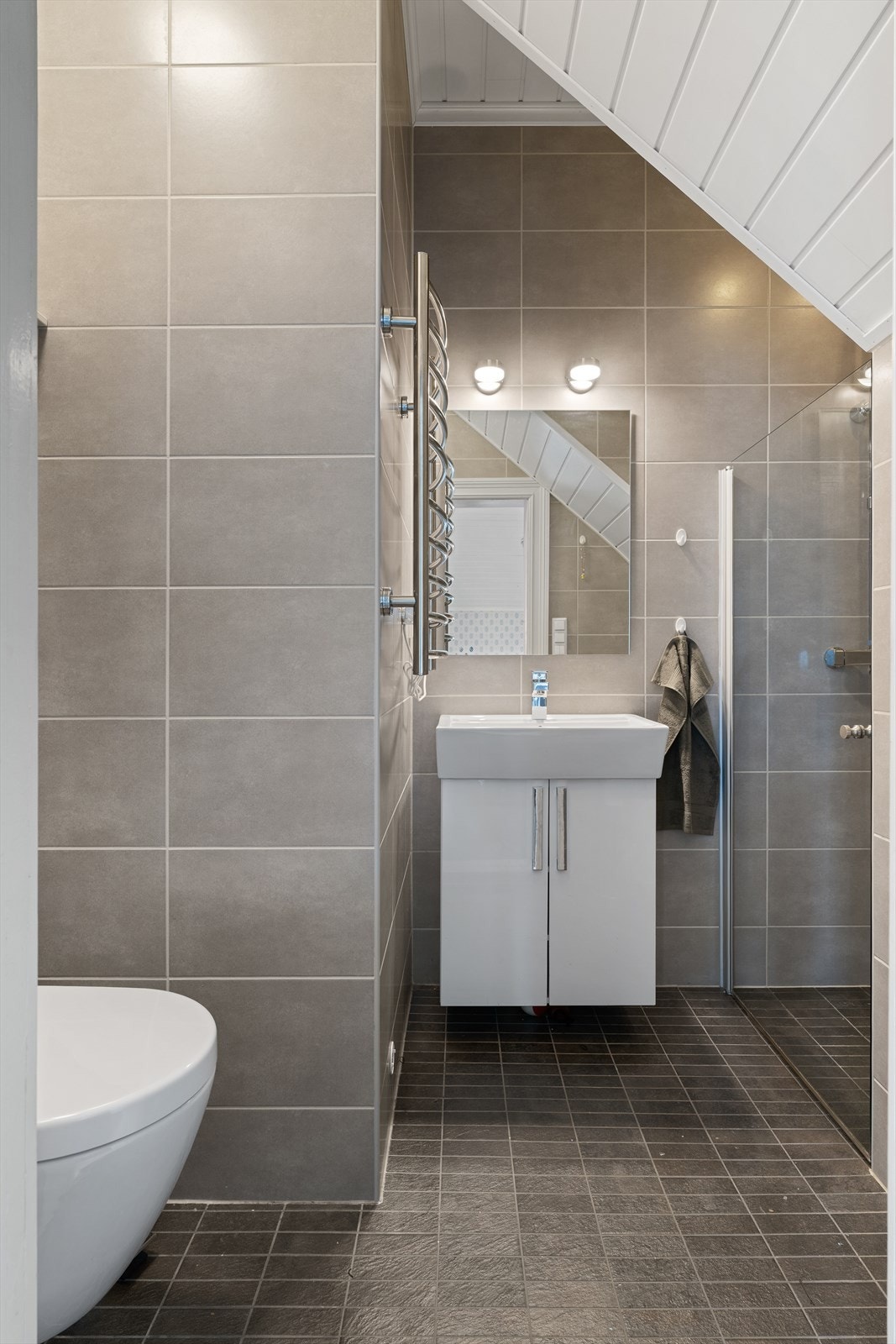 Det andre badet i andre etasje. Inngang direkte fra hovedsoverom. Med dusj, do og plass til stellebord. Galleribilde