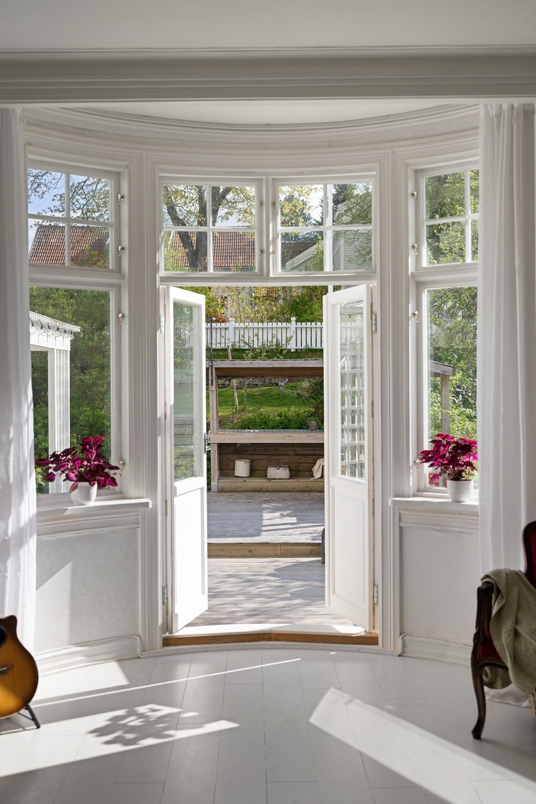 I karnapp mot sør er det i de senere år satt in nye vinduer og en stor dobbel verandadør som kobler stue og hage på en fantastisk måte. Vinduer og dører er håndlaget etter originale tegninger fra 1913. Galleribilde