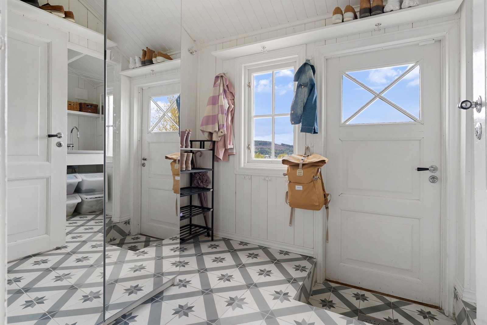 Praktisk vaskerom med direkte adkomst fra hage/gårdsplass gjennom bi-inngang eller fra kjøkken. Galleribilde