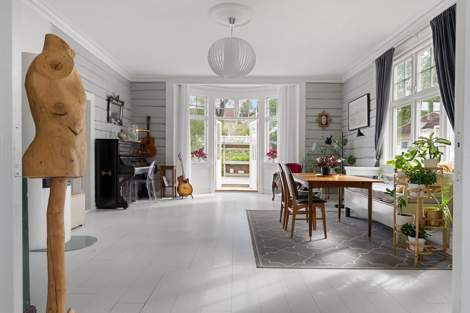 Den andre av 2 hovedstue. Vakkert karnapp med dobbel verrandadør ut mot hage Galleribilde