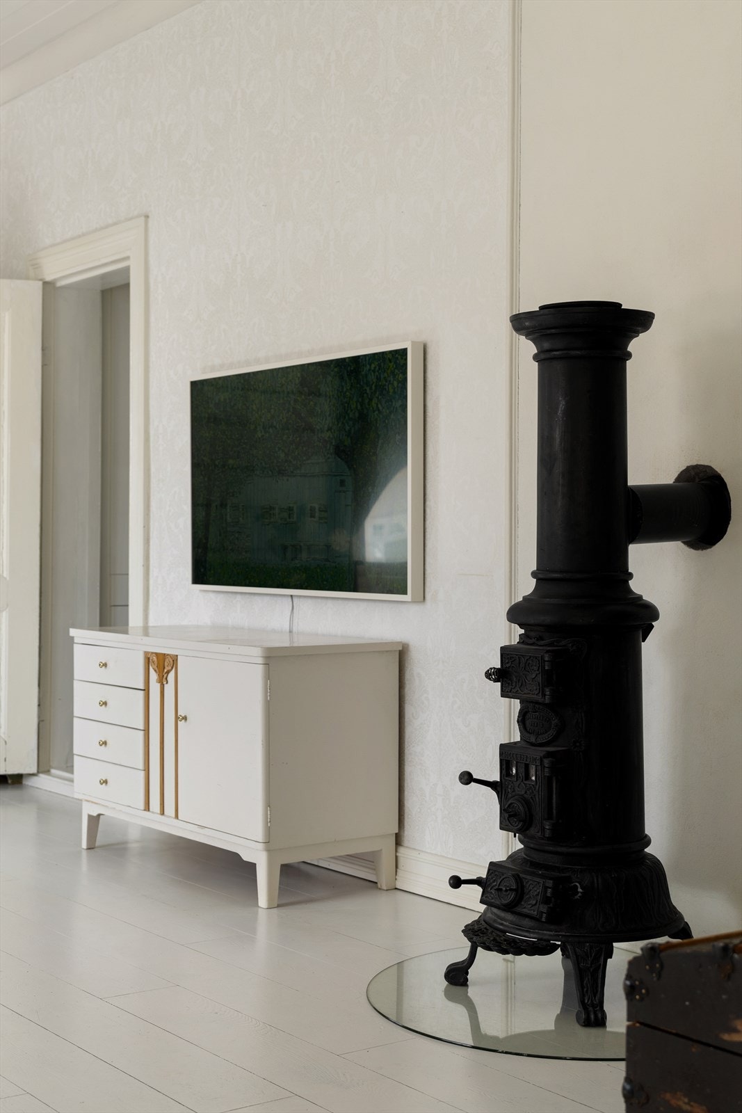 Det er vannbåren varme i alle gulv i 1. etasje og begge bad i 2. etasje. Øvrige rom har luft-vann konvektorovner. Det er allikevel koselig med varme fra en vedovn, hvilket det også er rikelig med mulighet for med
totalt 5 ovner. Galleribilde