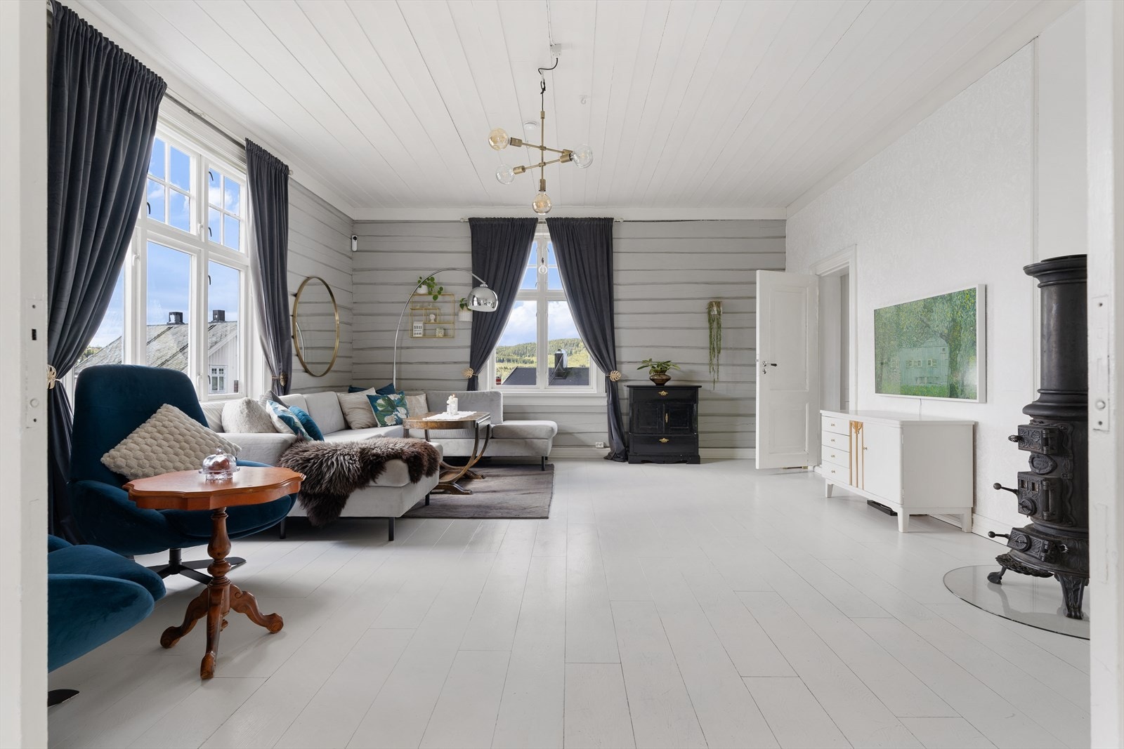 En av flere store stuer. Høyden på taket (3 meter) gir en fantastisk romfølelse Galleribilde