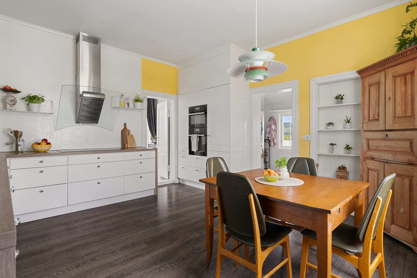 Stort kjøkken med innholdsrik og romslig innredning fra Drømmekjøkkenet. Integrerte hvitevarer av høy kvalitet. Galleribilde