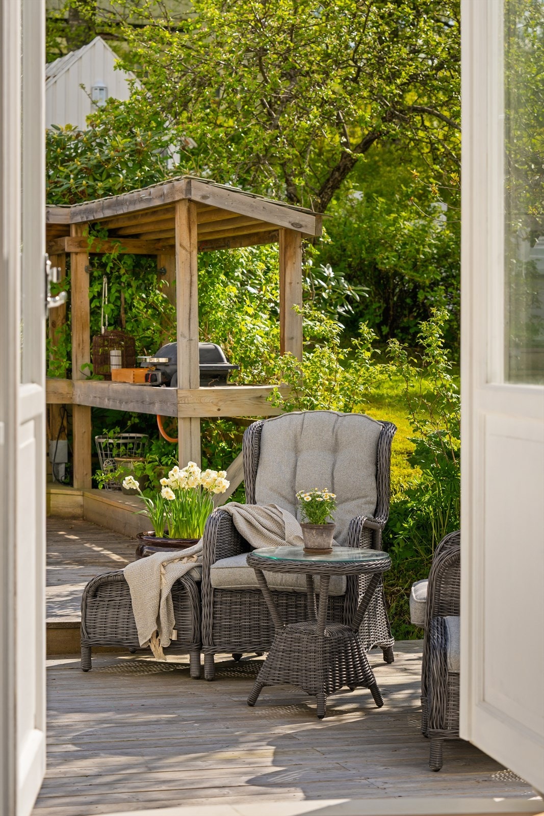 Hagen er frodig og godt opparbeidet med flere plattinger, pergola, takoverbygg og ulike soner. Meget solrik tomt der du også alltid finner skygge og ro. Galleribilde