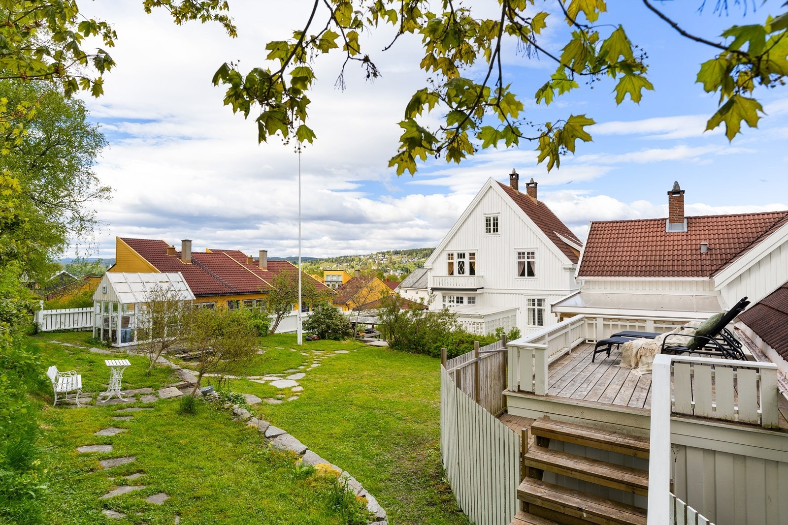 Stor solrik tomt på ca 1500 m2 med godt opparbeidet hage, hagedam, drivhus, frukttrær, bærbusker og urtehage. Vakkert stakittgjerde rundt hele tomta, beplanting og løsninger som gir minimalt innsyn og maksimalt ro. Galleribilde