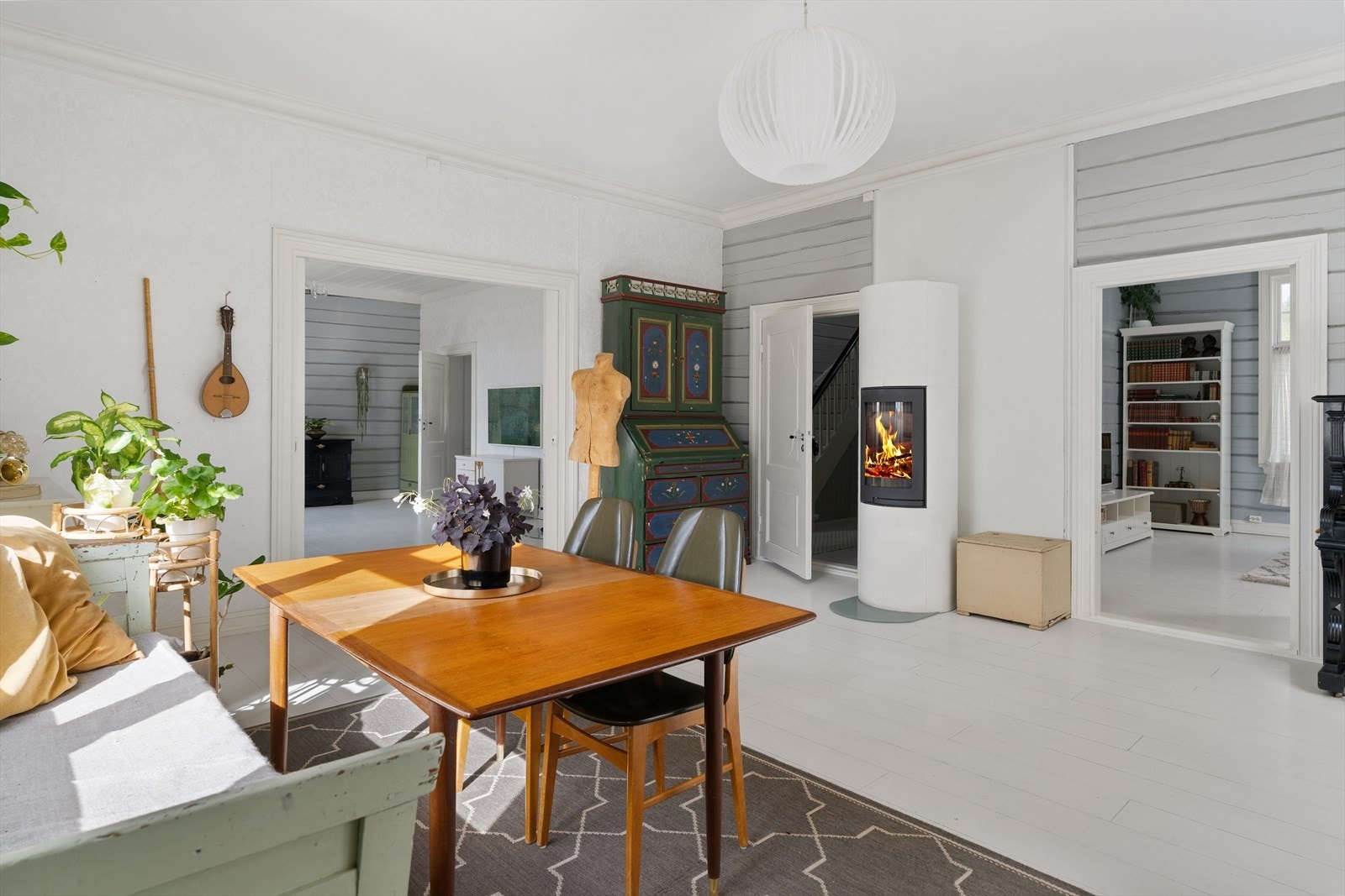 Det er 3 stue i 1 etgh. Den ene brukes som bibliotek i dag, men det er mulig å ta i bruk som soverom Galleribilde