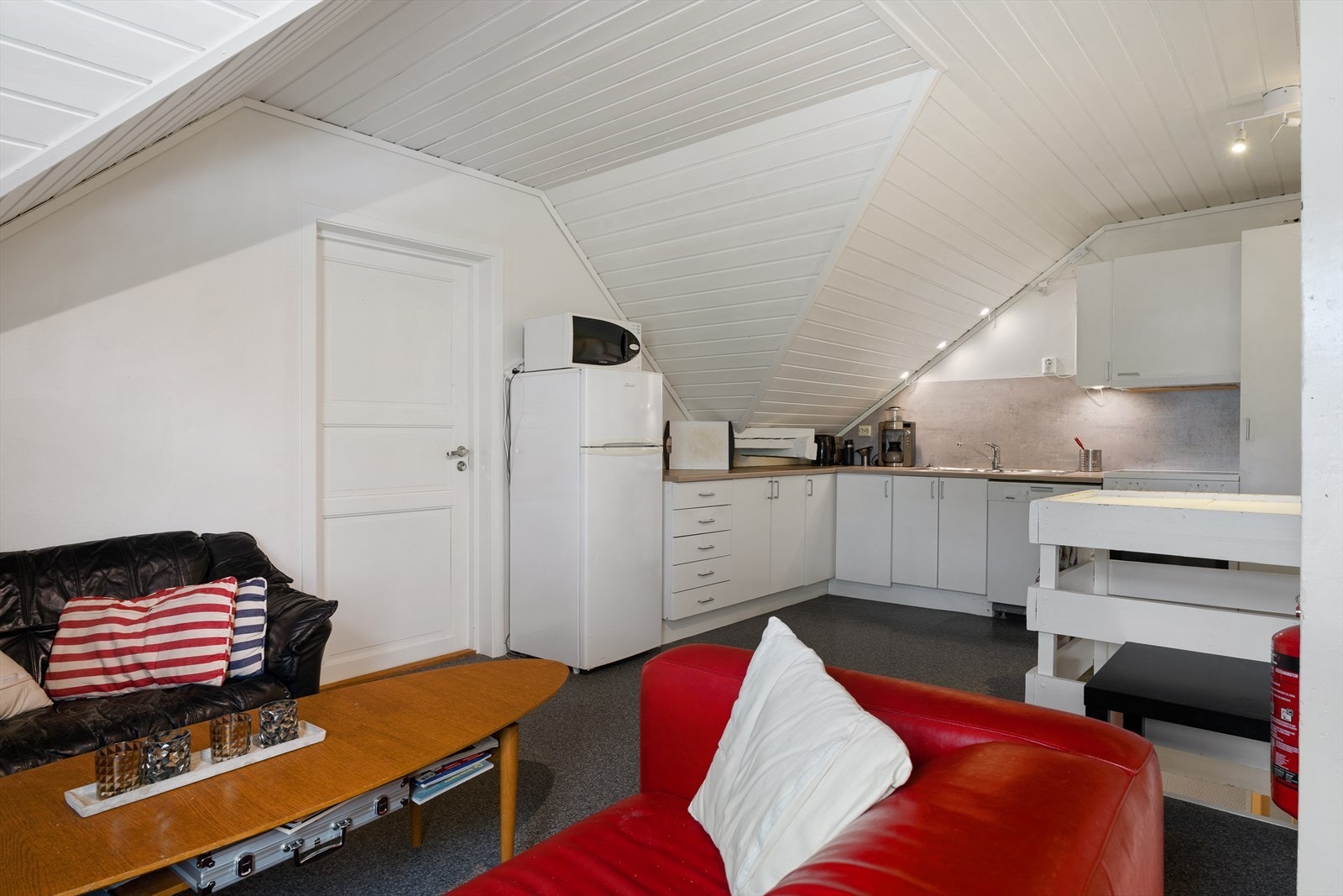 Fjøset fra 1913 er bygd om til hybelhus. Her er det innredet 5 koselige hybler og fine og praktiske fellesareal. Meget gode leieinntekter. 5 minutt å gå til Nord universitet eller Steinkjer vgs. Galleribilde