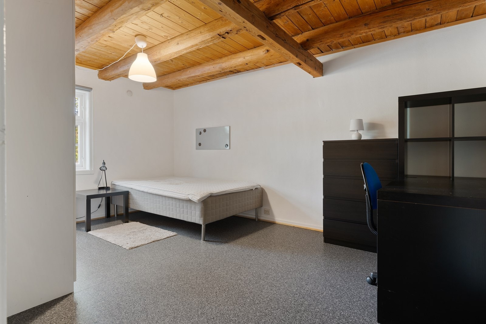 En av totalt 5 hybler. Koselige hybler der man har bevart elementer fra det opprinnelige bygget. Galleribilde