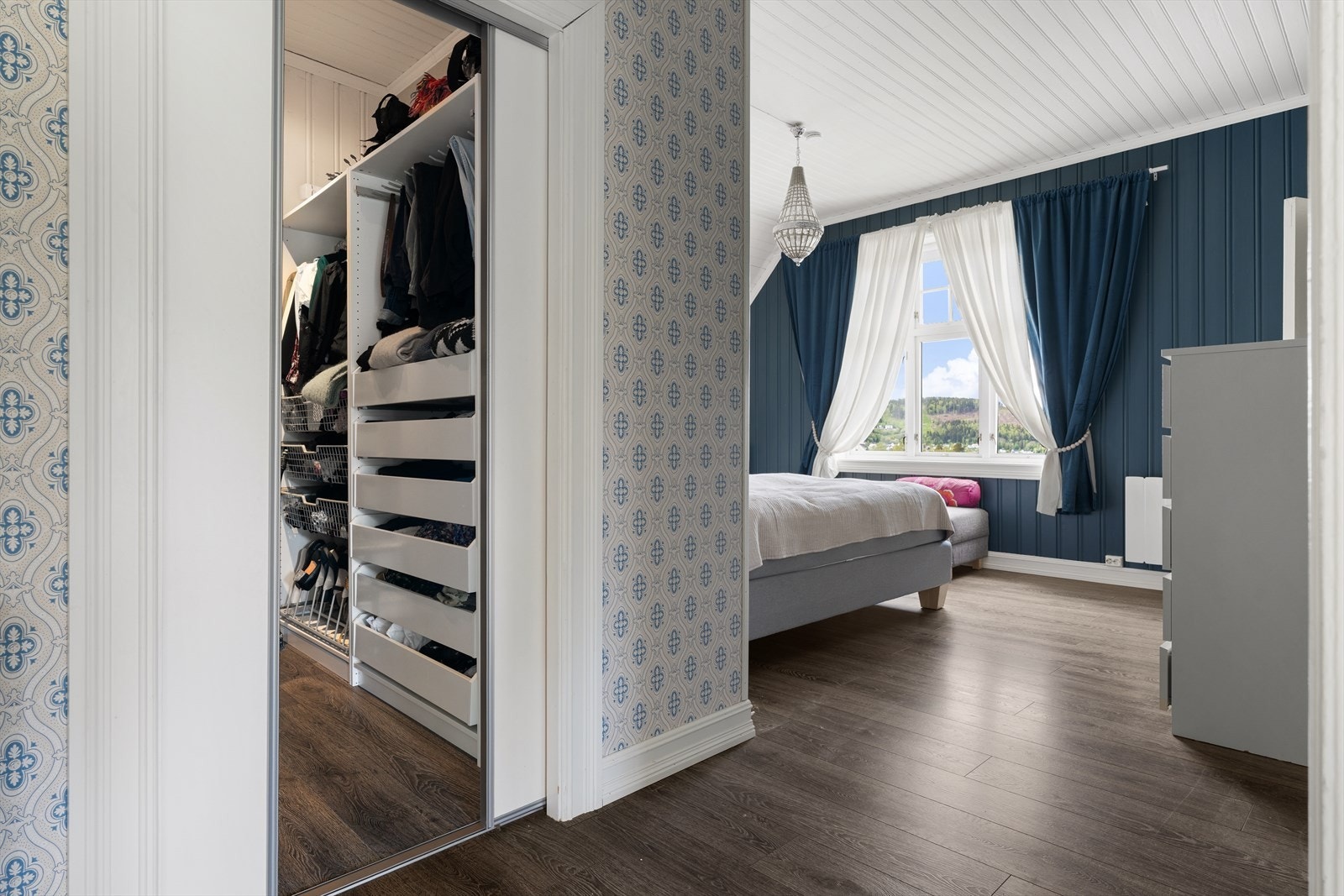 Hovedsoverommet i andre etasje har utsikt mot Byahalla i nord. Soverommet har egen walk-in garderobe og inngang til eget bad. Galleribilde