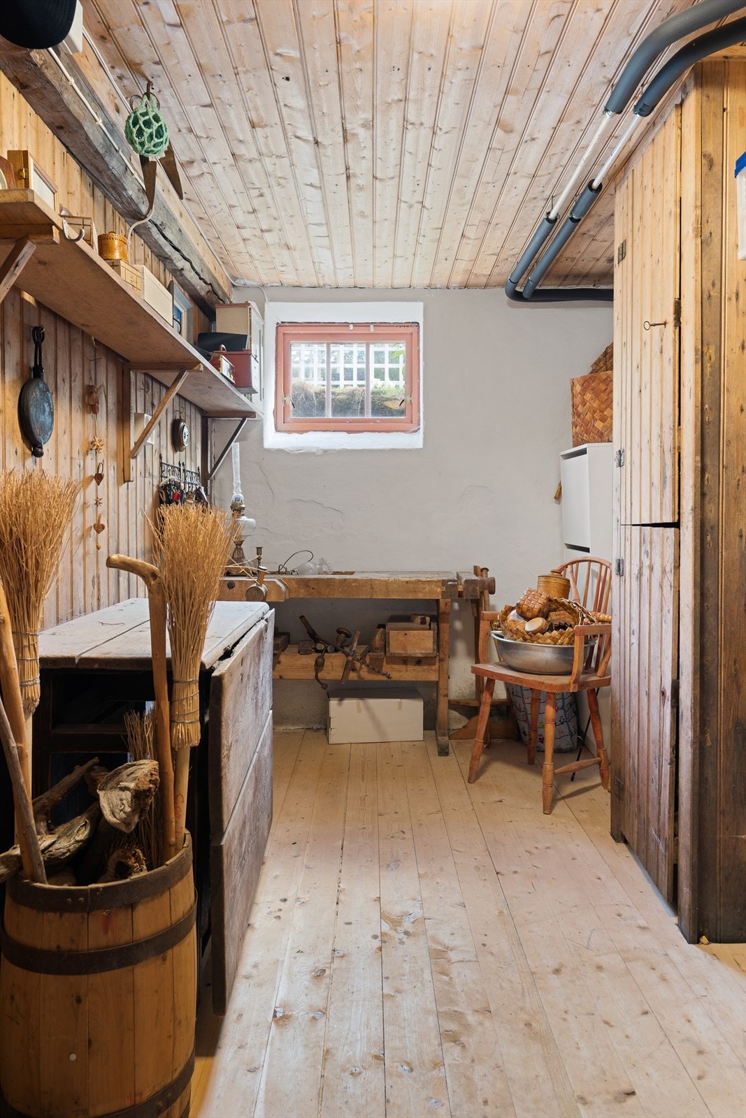 Snekkerbod/hobbyrom i kjelleren. Kjelleren rommer ellers teknisk rom, vedbod og mye lagringsplass. Galleribilde