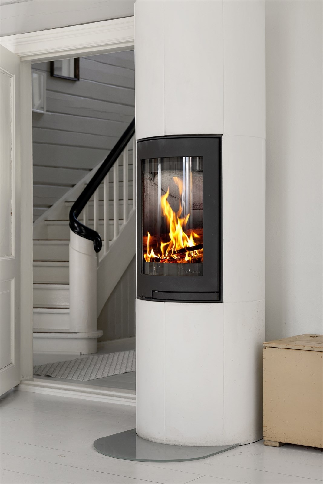 Det er vannbåren varme i alle gulv i 1. etasje og begge bad i 2. etasje. Øvrige rom har luft-vann konvektorovner. Det er allikevel koselig med varme fra en vedovn, hvilket det også er rikelig med mulighet for med
totalt 5 ovner. Galleribilde