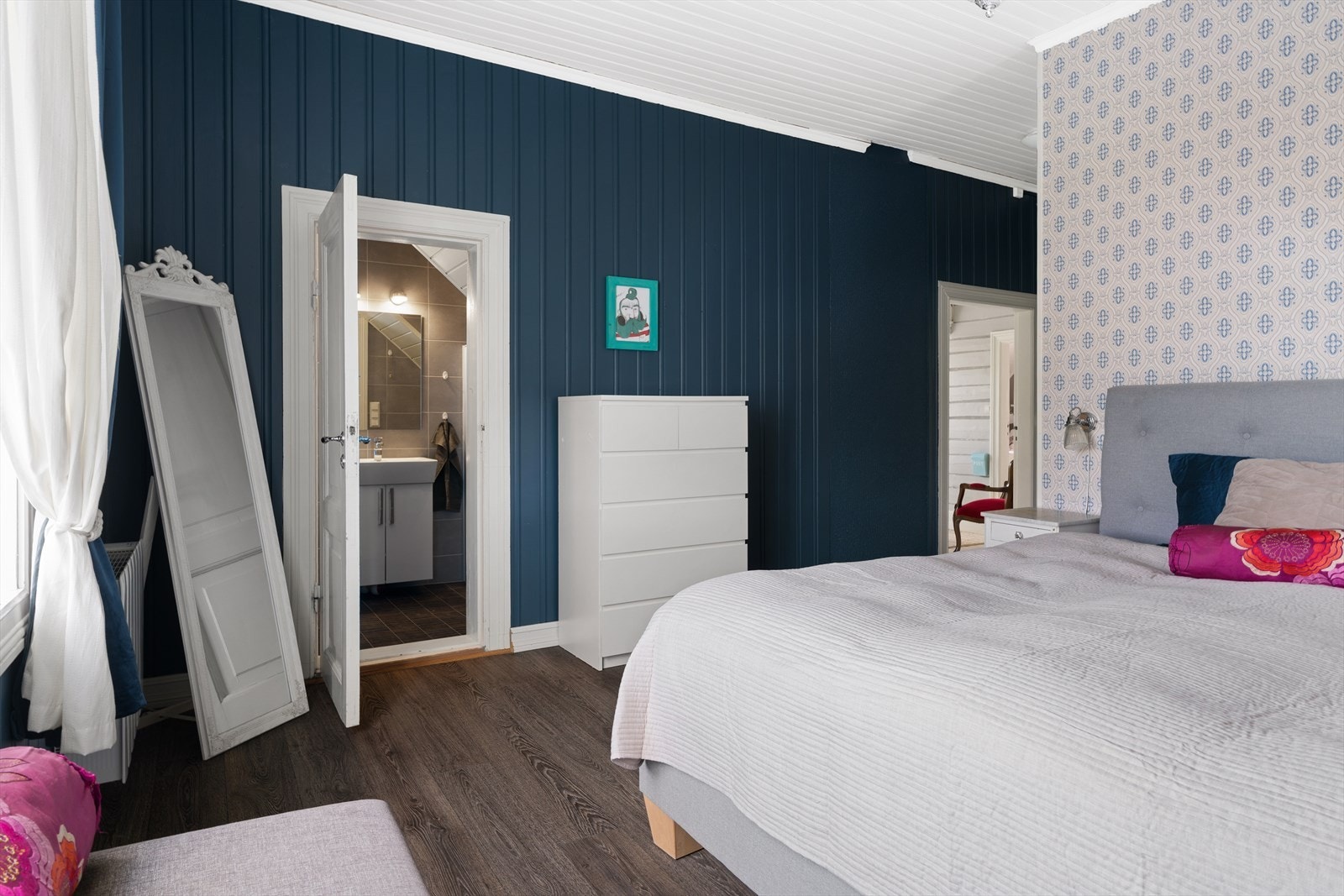 Hovedsoverom med inngang til eget bad Galleribilde