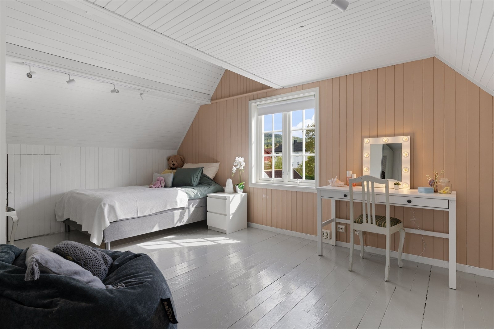 Rommet mot sør i tredje etasje brukes i dag som soverom med fin utsikt over hagen. Galleribilde