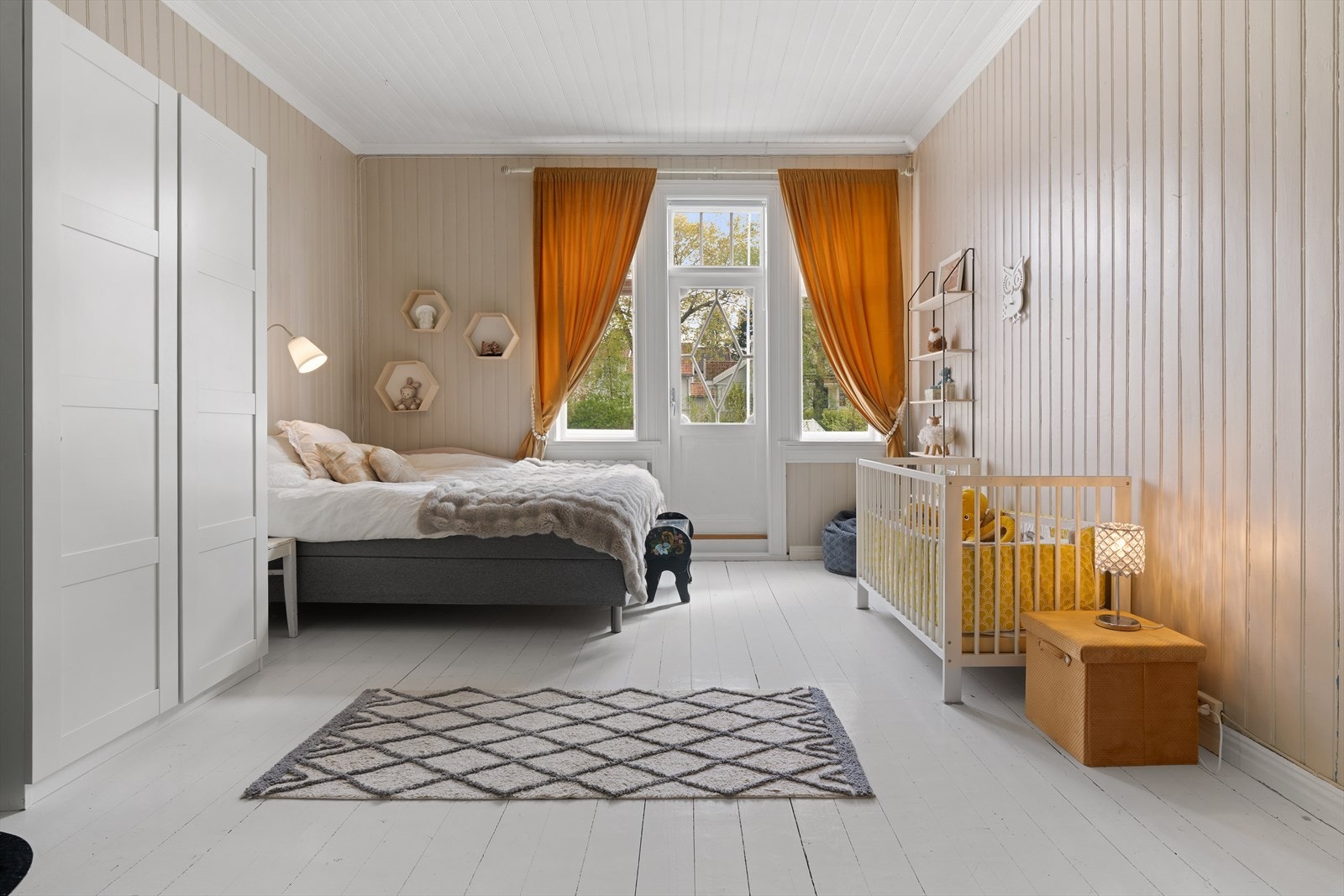 Stort soverom med luftebalkong mot sør og mulighet for vedfyring i en vakker etasjeovn. Kan også benyttes som en fin stue. Stort kott i kneveggen med veldig god lagringsplass. Galleribilde