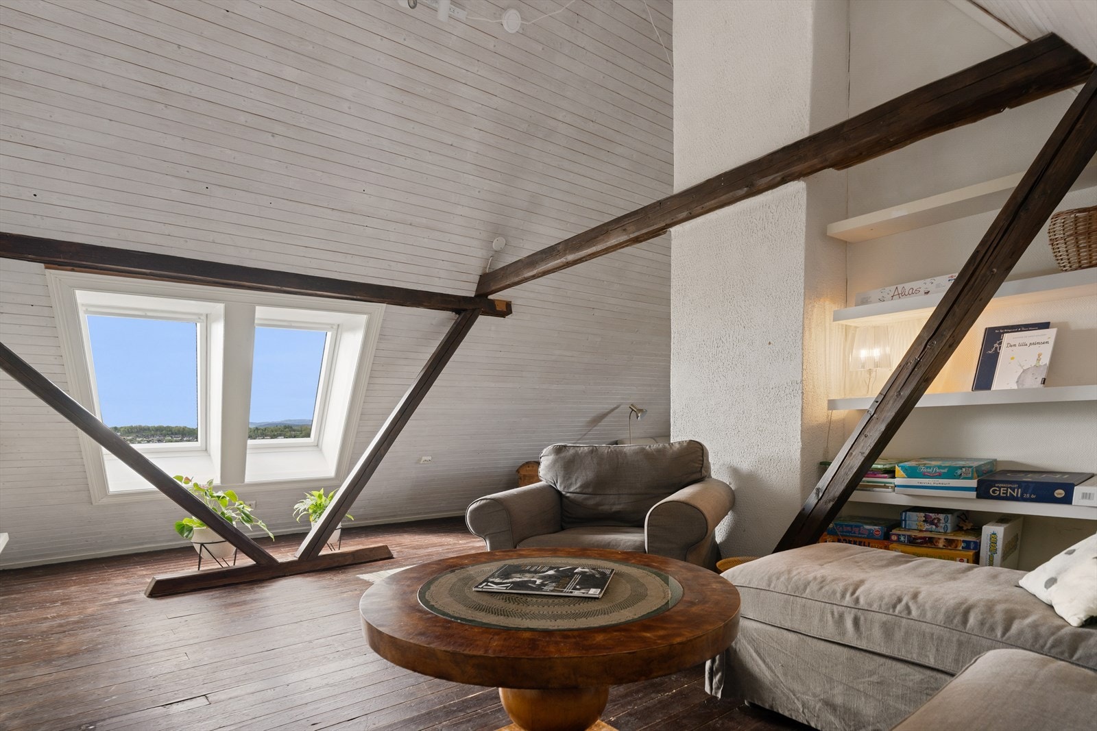 Takvindu med panoramautsikt over fjorden og byen Galleribilde